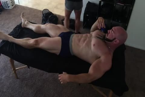 CurtoPezaoBH - Bodybuilder Parrudo Fazendo Massagem